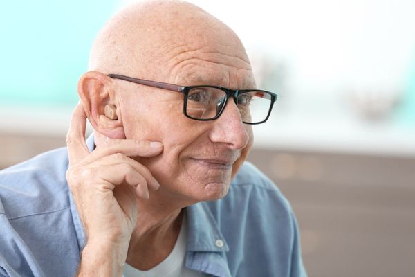 Ù tai là tình trạng thường gặp ở người lớn tuổi